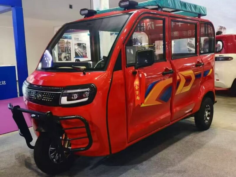 1500W Enclosed Passenger Electric Tricycle 5-7 Seater Closed Cabin E Rickshaw Dual Battery Hydraulic Disc Brake