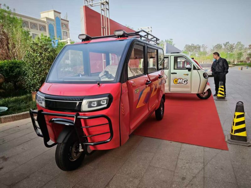 1500W Enclosed Passenger Electric Tricycle 5-7 Seater Closed Cabin E Rickshaw Dual Battery Hydraulic Disc Brake