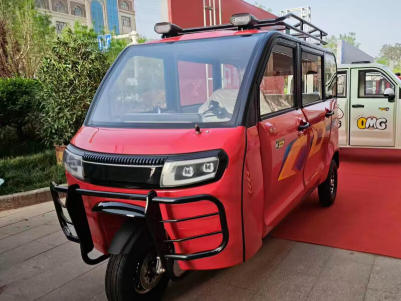 1500W Enclosed Passenger Electric Tricycle 5-7 Seater Closed Cabin E Rickshaw Dual Battery Hydraulic Disc Brake
