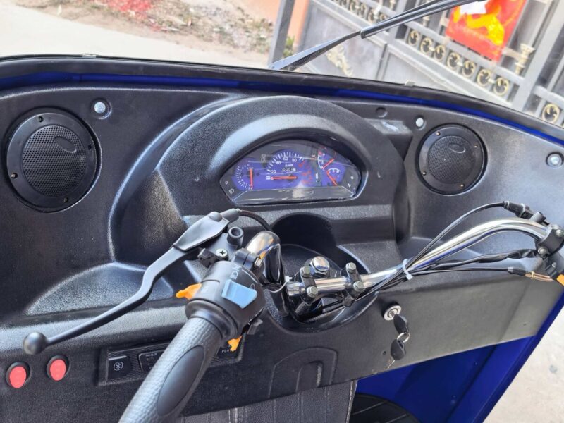 Comfortable Seats Closed Body 6 Passengers High Payload Fuel Powered Gasoline Tuk Tuk Petrol Three Wheeled Motorcycle