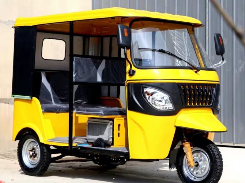 Comfortable Seats Closed Body 6 Passengers High Payload Fuel Powered Gasoline Tuk Tuk Petrol Three Wheeled Motorcycle