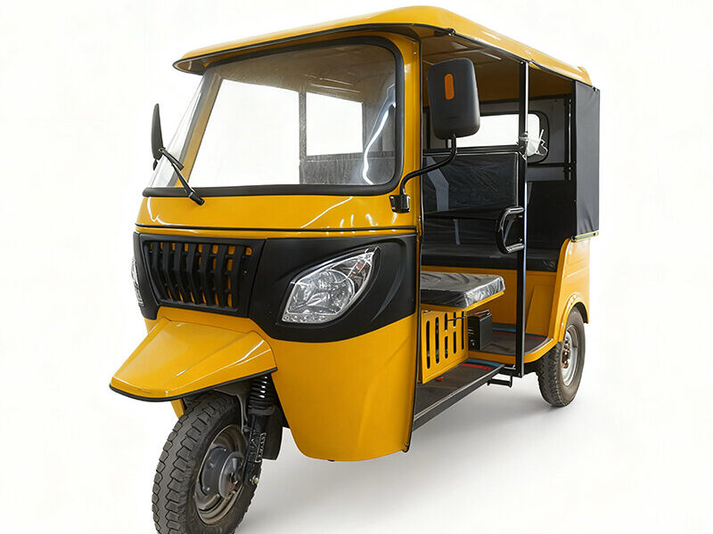 60V Electric Passenger Tricycle 801-1000W Open Body Tuk Tuk 50-70km Range 4.5-12 Tires