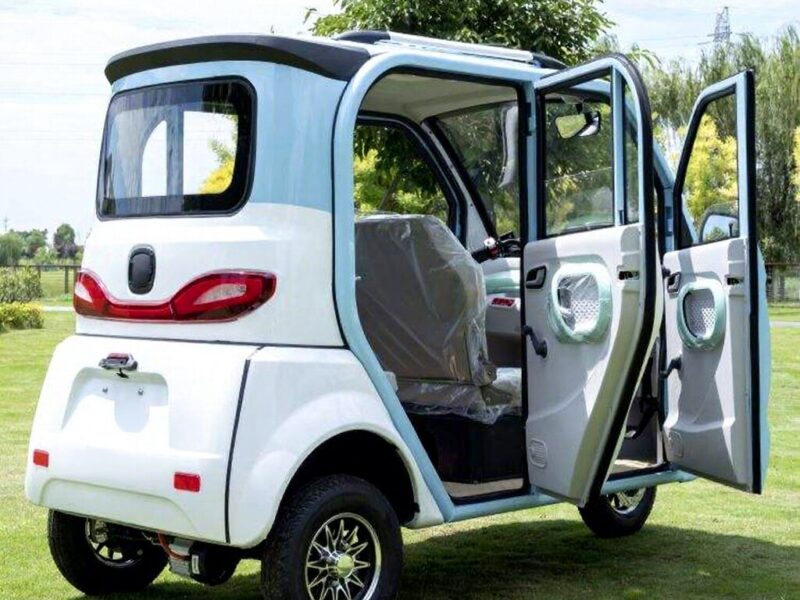 Mini Electric Closed Tricycle with Four Doors Three Wheels >1000W Power 30-50Km/h Speed for Adult Passenger