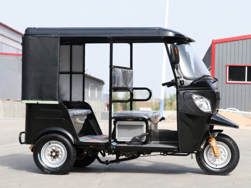 Comfortable Seats Closed Body 6 Passengers High Payload Fuel Powered Gasoline Tuk Tuk Petrol Three Wheeled Motorcycle