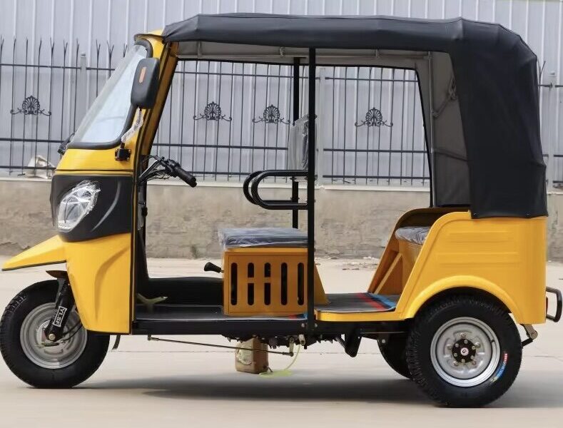 Passenger-Carrying Taxi Gasoline Powered Tricycle Tuk Tuk Taxi Petrol Motorcycle Gasoline Tricycles