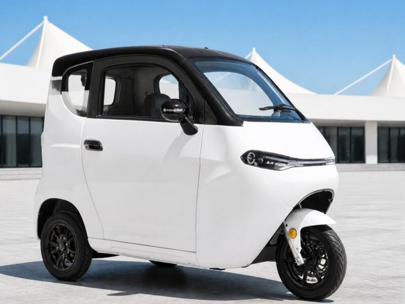 Spare Parts Electric Adult Closed Tricycle with Lithium Battery 2000W 72V 3 Passengers High Payload Capacity 45km/h 90km Range