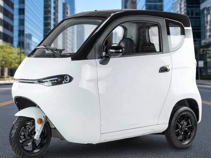 Spare Parts Electric Adult Closed Tricycle with Lithium Battery 2000W 72V 3 Passengers High Payload Capacity 45km/h 90km Range